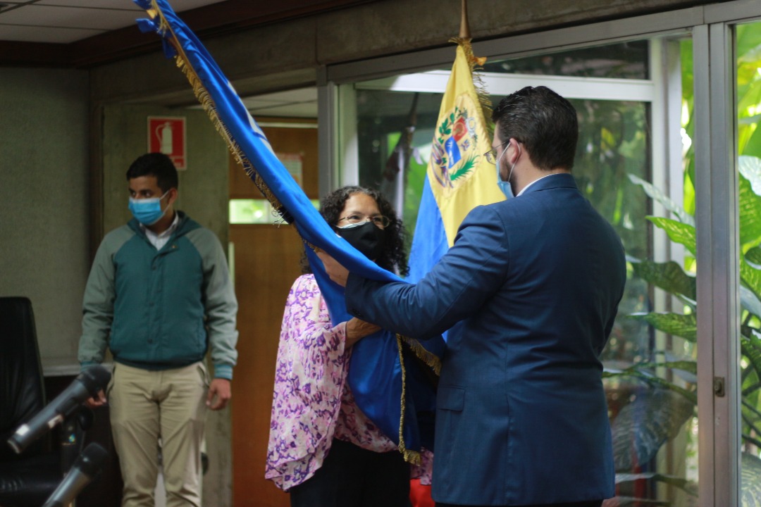 soyCesarTrompiz's tweet photo. En nombre del presidente @NicolasMaduro juramentamos a los nuevos rectores de UNEARTE (Tibisay Lucena) UNESR (Alejandrina Reyes) y UNEXCA (Ruben Reinoso). Son vanguardia para la educacion universitaria gratuita, incluyente y de calidad! https://t.co/yxG4KzyL5J