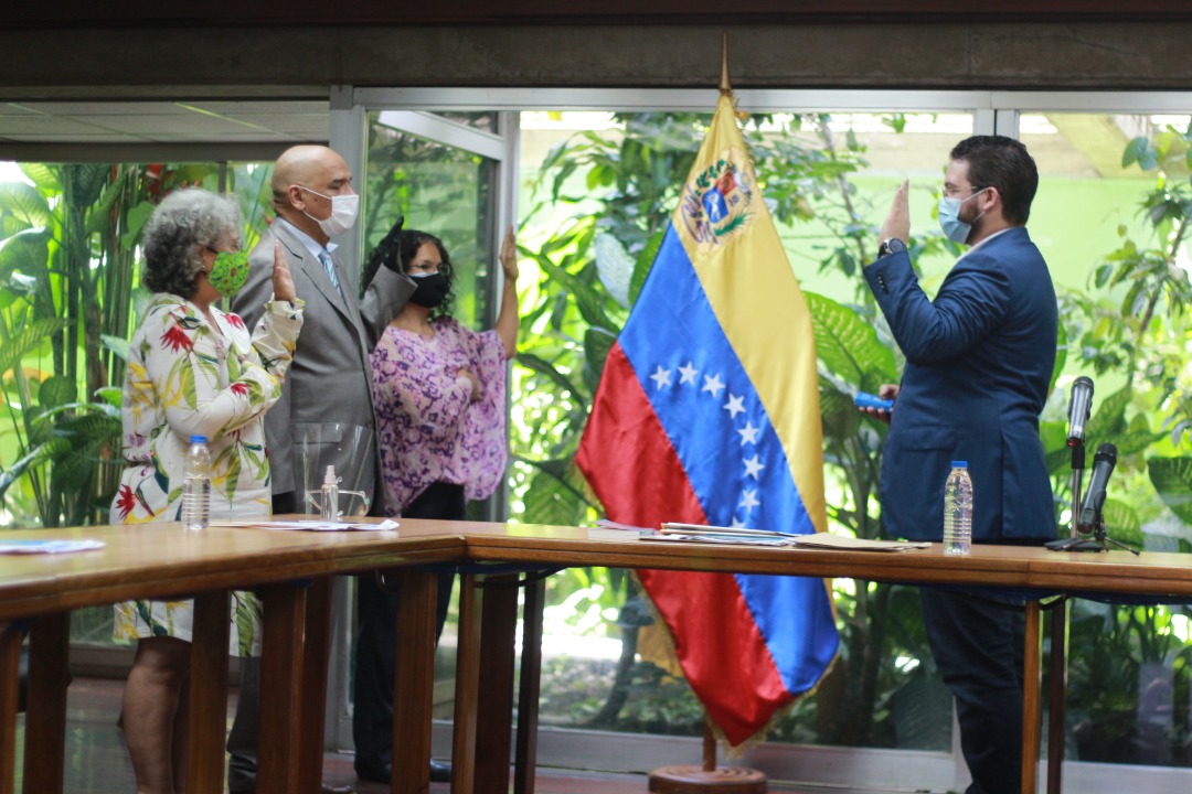 soyCesarTrompiz's tweet photo. En nombre del presidente @NicolasMaduro juramentamos a los nuevos rectores de UNEARTE (Tibisay Lucena) UNESR (Alejandrina Reyes) y UNEXCA (Ruben Reinoso). Son vanguardia para la educacion universitaria gratuita, incluyente y de calidad! https://t.co/yxG4KzyL5J