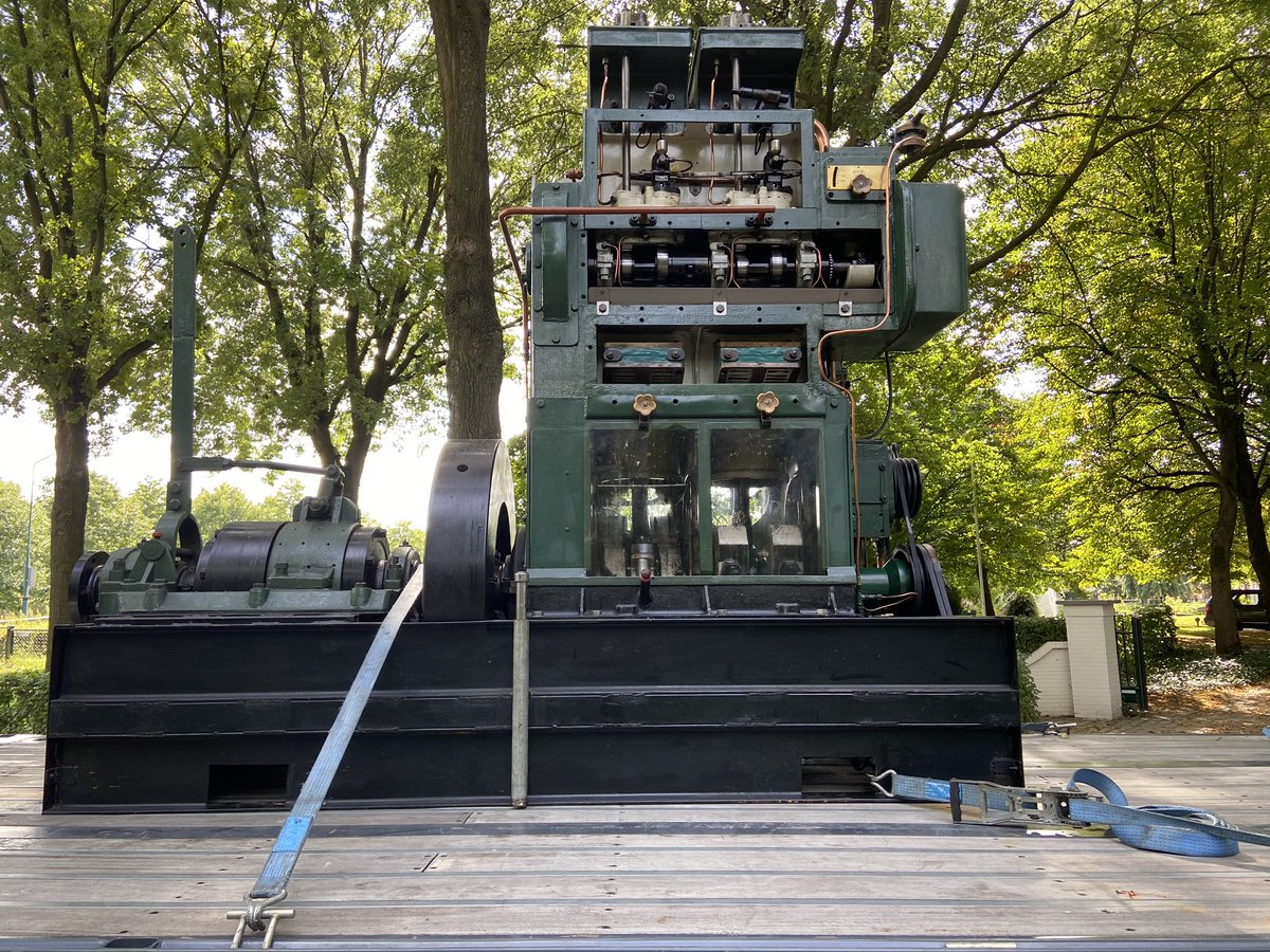 cornelis1960's tweet photo. Een echte oude Bolnes motor geladen en gelost in de oude fabriekshal waar hij geboren was https://t.co/pGbXHRLd96