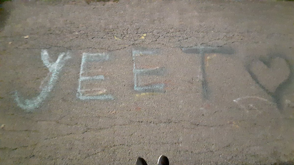 NinjaPonji's tweet photo. What an inspiring chalk message https://t.co/Ao2rsqUJ5e