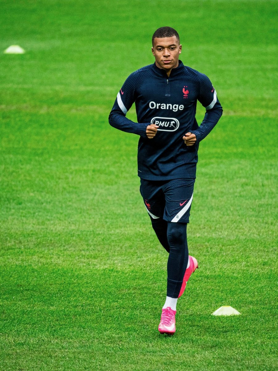 Ismael_39's tweet photo. COMUNICADO OFICIAL. Kylian Mbappé dio positivo por COVID-19 en la prueba realizada por la UEFA el día de hoy. El campeón del mundo fue separado de la Selección absoluta de Francia tras recibir los resultados. No participará en el partido de UEFA Nations League ante Croacia. https://t.co/uuDLCbN8hI