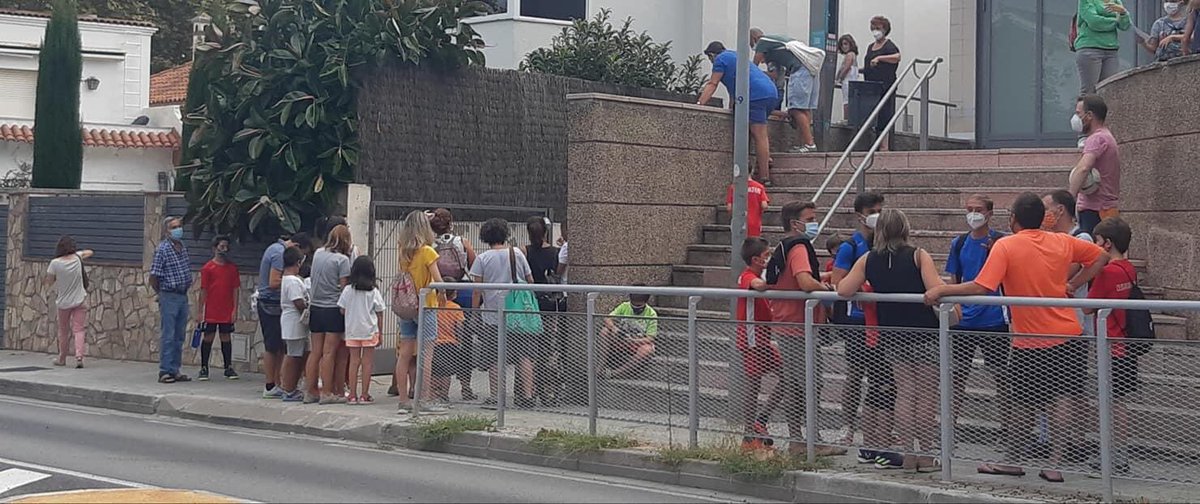 Primer dia de posada en marxa de les Grans Mesures RESTRICTIVES I AUTORITÀRIES del ajuntament <a href="/VilassardeMar/">Vilassar de Mar</a>, Aglomeracions i distàncies de seguretat 0....Bravo!!!! Un gran exit!!! Gracies....👏👏👏