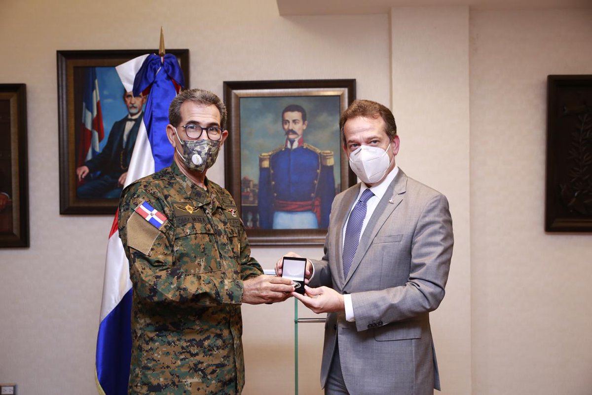 MDefensaRD's tweet photo. [ Visita Oficial ] 🇩🇴

En la tarde de este lunes el Ministro de Defensa Teniente General Carlos Luciano Díaz Morfa, ERD., recibió la visita de cortesía del Ministro de Industria, Comercio y Mipymes @MIC_RD @itobisono.

#VisitasMide #MdefensaRD #FFAA #ElMideTeInforma https://t.co/n3wk1ReuaC