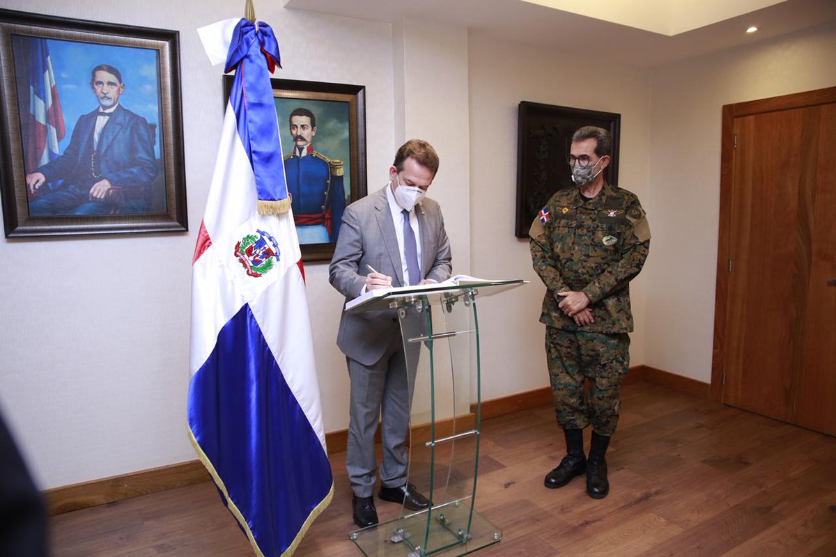 MDefensaRD's tweet photo. [ Visita Oficial ] 🇩🇴

En la tarde de este lunes el Ministro de Defensa Teniente General Carlos Luciano Díaz Morfa, ERD., recibió la visita de cortesía del Ministro de Industria, Comercio y Mipymes @MIC_RD @itobisono.

#VisitasMide #MdefensaRD #FFAA #ElMideTeInforma https://t.co/n3wk1ReuaC
