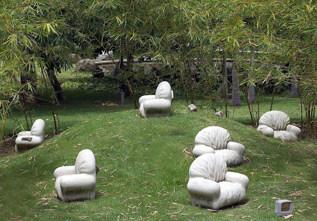 Dhara Rivera
Conflicting Evidence (La sala de espera), 2000
Concreto y resina
Diámetro del conjunto: 228”, 6 butacas: 20 1/2 x 23 x 14”
Colección Museo de Arte de Puerto Rico
Donación de Banco Gubernamental de Fomento para Puerto Ric