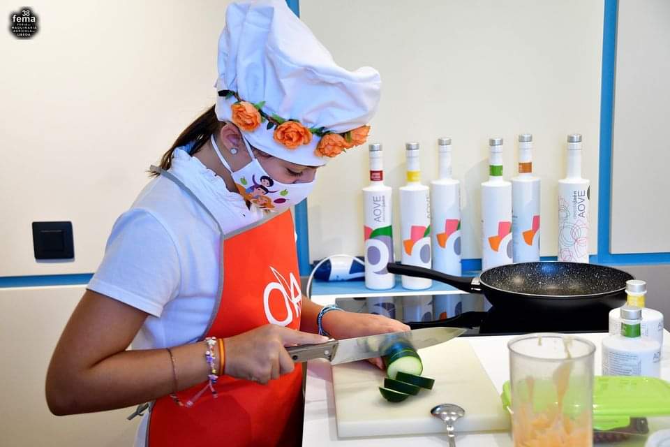 olivaryaceite's tweet photo. PEQUECHEF 2020 👩‍🍳
✅Primer premio: Ana Rascón (10 años), por su “Sashimi de salmonete en su jugo con AOVE”. 
✅Mejor Receta con AOVE:  Ana Casas (12 años), con “Pannacota de AOVE”.
✅Mejor Receta Degusta Jaén: Irene Espinar (12 años), con "Mar, Huerta y AOVE"
#Pequechef https://t.co/sZ9FLkQEzJ