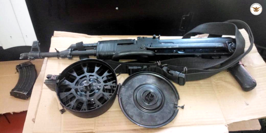 Con operativos en carreteras inhibimos el traslado ilegal de armas y cartuchos. En #Michoacán detuvimos a dos personas que circulaban en una camioneta, en posesión de dos armas de grueso calibre, un arma corta, cartuchos útiles y nueve cargadores para armas largas. #JusticiaYPaz