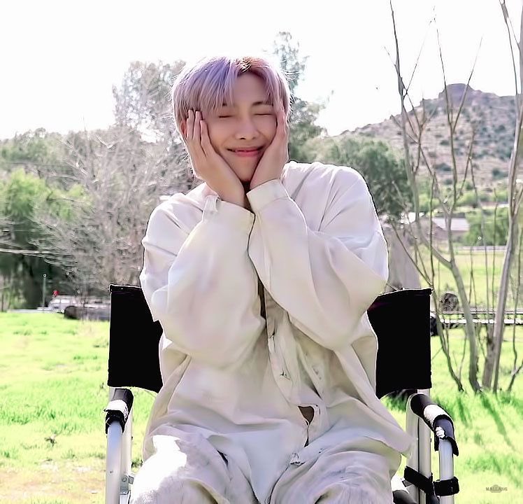 Namjoon being cute/ᵀⁱⁿʸ a thread <3