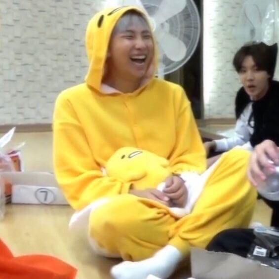 Namjoon being cute/ᵀⁱⁿʸ a thread <3