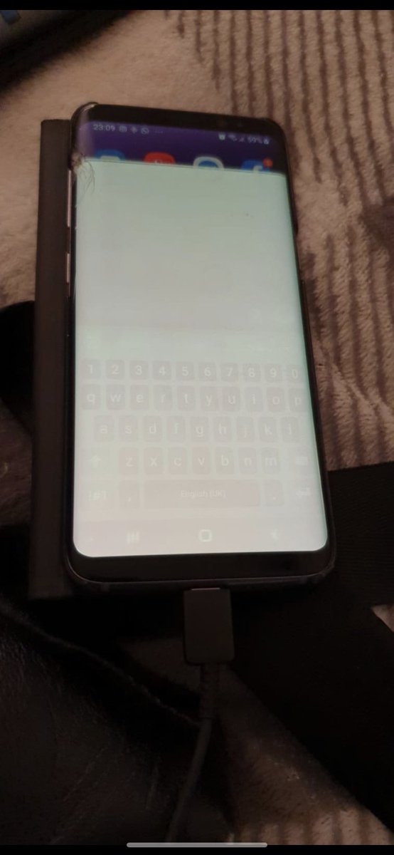 jufan1303's tweet photo. @SamsungMobile I’m having some issues with my S8 got this green screen. Any help? https://t.co/lLNe1oTOrJ