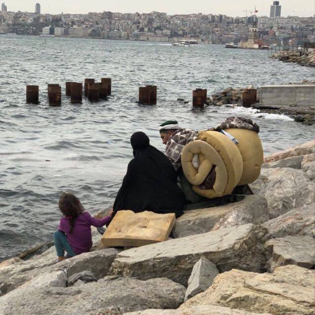gokhanaynet's tweet photo. Bu fotoğraf, her partinin, her tarikatin, her cemaatin, her örgütün, her holding binasının önüne asılmalı...!

Yer: İstanbul

#Yuhh https://t.co/rCQ8yd3APn
