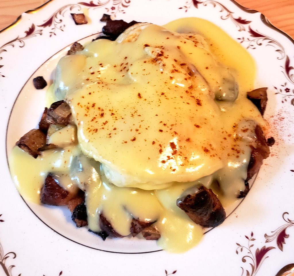 OttPotFest's tweet photo. Cooking while baked! #Joy #breakfastpoutine was #awesome https://t.co/mNVfT87cbU