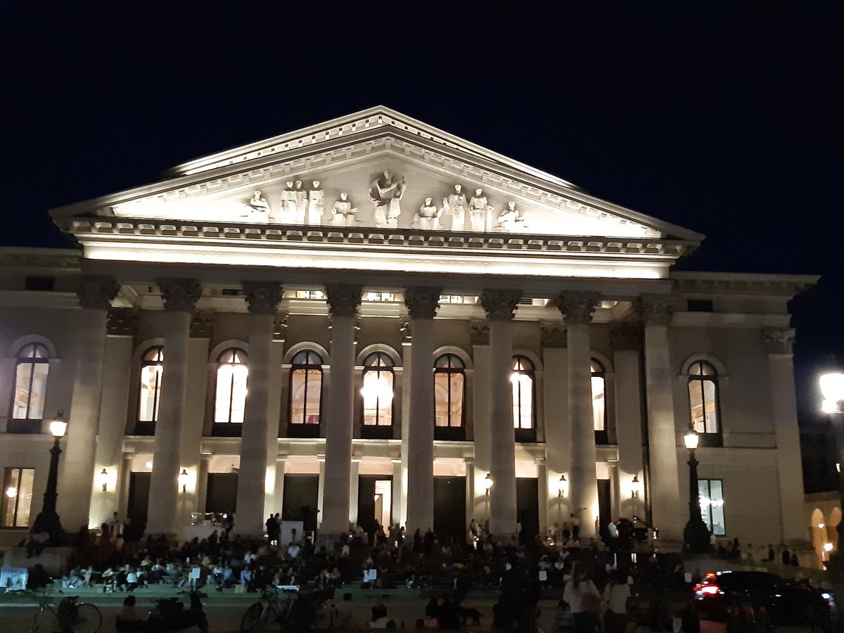 Heute endlich wieder <a href="/bay_staatsoper/">BayerischeStaatsoper</a>👏 wenigstens mit 500 Zuschauern:  "Welch Glück, wenn wir uns wieder sehn" - Der Satz aus Mozarts Zauberflöte ist Programm und Everdings Inszenierung wie immer rührend👏👏 , Kunst geht auch trotz und mit "Hygieneregeln", Herr  Minister  #Sibler