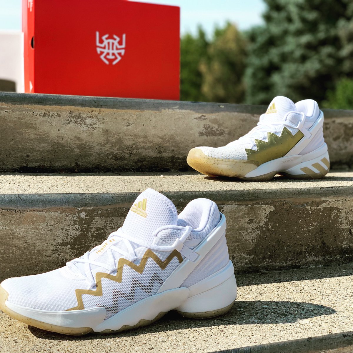 kickersteps's tweet photo. Happy birthday, Donovan! I will always be a supporter of this man. 

Adidas D.O.N. Issue #2 

⚪️🟡⚪️🟡

#adidas #donovanmitchell #utahjazz #nba #basketball #determinationovernegativity #kickersteps https://t.co/8jsn6TNYVw