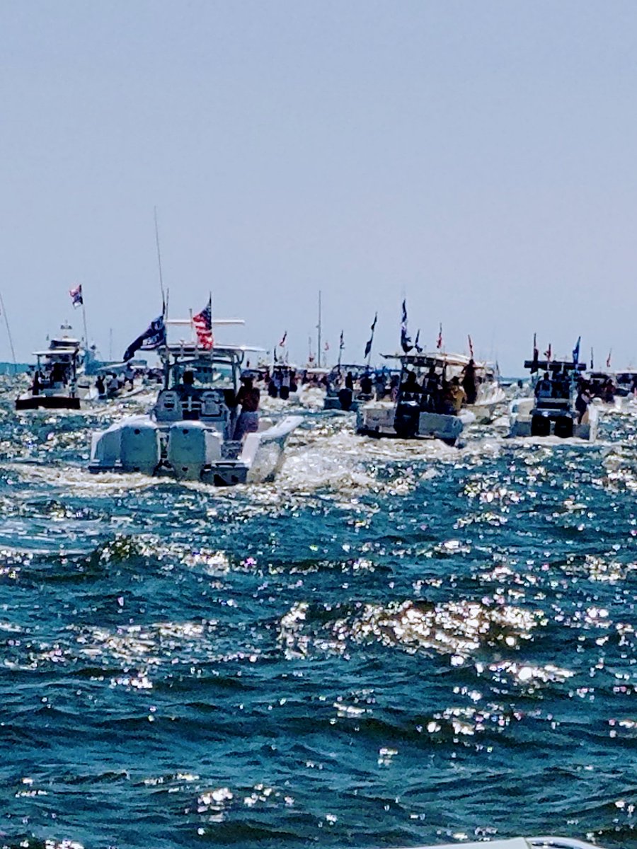 JRBachman's tweet photo. Absolutely beautiful day on the Severn. Beyond the #TrumpBoatParade there were many more honking and waving from the bridges and standing with flags near Ego Alley. #annapolis #LaborDay2020 #cbpba https://t.co/5S87qy0CGn