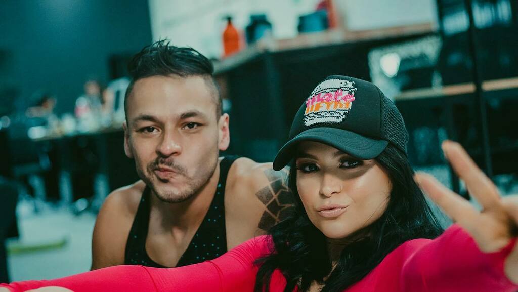 SwaggaSounds's tweet photo. Ella sale perfecta en todas, a mi como raro me agarraron haciendo muecas, pero lo más chimba de esta foto, no es la foto en si, es lo que significa, esta fue la ultima captura de la cámara con la que se tomaron las fotos para el libro de @maleardila, l… https://t.co/QIH9o0naoK https://t.co/m3HtLEquN4