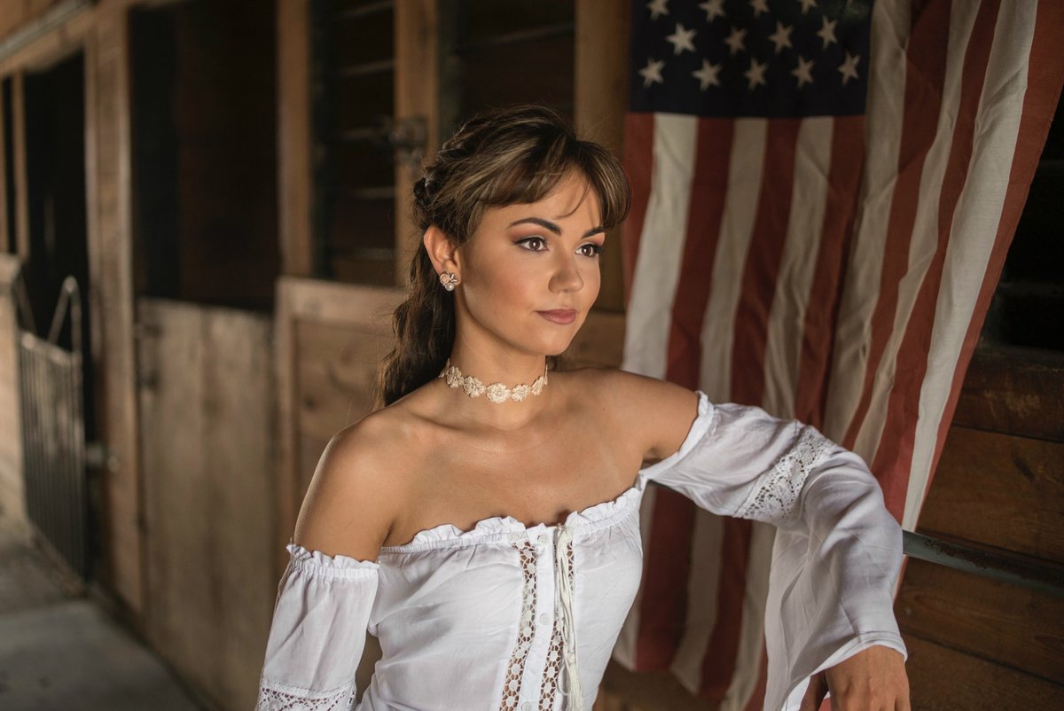 CelesteKellogg's tweet photo. I hope everyone is having a Happy Labor Day and enjoying the last little bit of Summer ❤️💙❤️💙 #CountrySwagger #LaborDay #Summer #America #Patriotic #CountryGirl #Singer #Songwriter #CountryMusic https://t.co/p8KvApBPRm