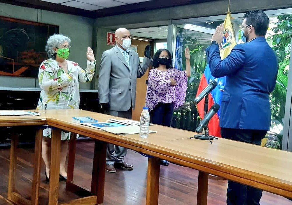 El Dr. <a href="/MartinezUNESUR/">Edgar Martínez Meza</a> Pdte. de #Arbol en nombre de los Rectores Bolivarianos de Venezuela, le da la bienvenida a los nuevos Rectores designados por el PDTE. <a href="/NicolasMaduro/">Nicolás Maduro</a>, a la Dra. @TibisayLucena8 UNEARTE, Dra.  <a href="/ALEJANDRINARE1/">Alejandrina Reyes</a> <a href="/unesroficial/">Universidad Nacional Experimental Simón Rodríguez</a> y al Dr. #RubenReinoso <a href="/UNEXCA_ve/">UNEXCA</a>