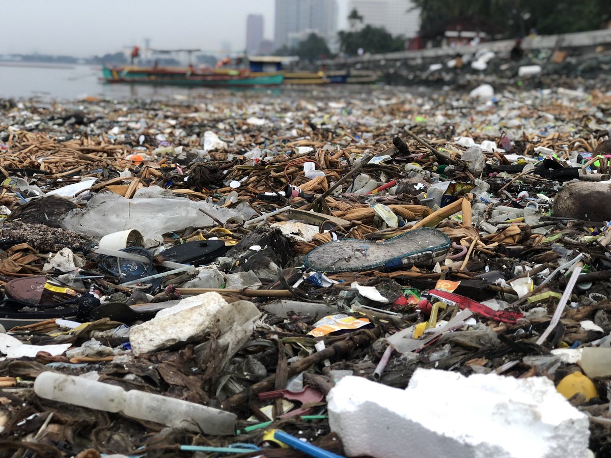 gmanews's tweet photo. TINGNAN: Sandamakmak na basura ang tinangay sa Manila Bay, malapit sa Manila Yacht Club. Mas marumi rito kumpara sa kabilang dulo kung saan naman nagtatambak ng 'white sand' ang DENR | via @JonathanAndal_ https://t.co/F17cw09SyC
