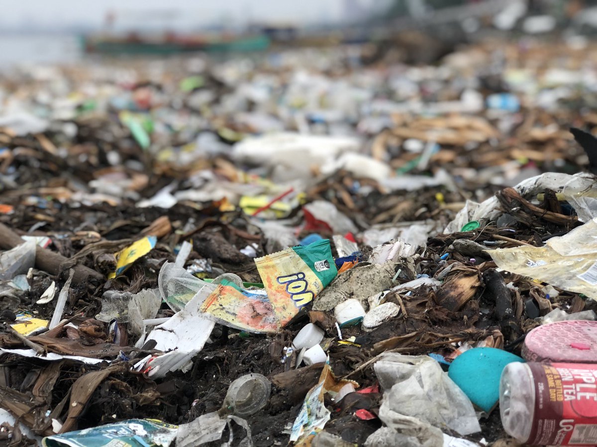 gmanews's tweet photo. TINGNAN: Sandamakmak na basura ang tinangay sa Manila Bay, malapit sa Manila Yacht Club. Mas marumi rito kumpara sa kabilang dulo kung saan naman nagtatambak ng 'white sand' ang DENR | via @JonathanAndal_ https://t.co/F17cw09SyC