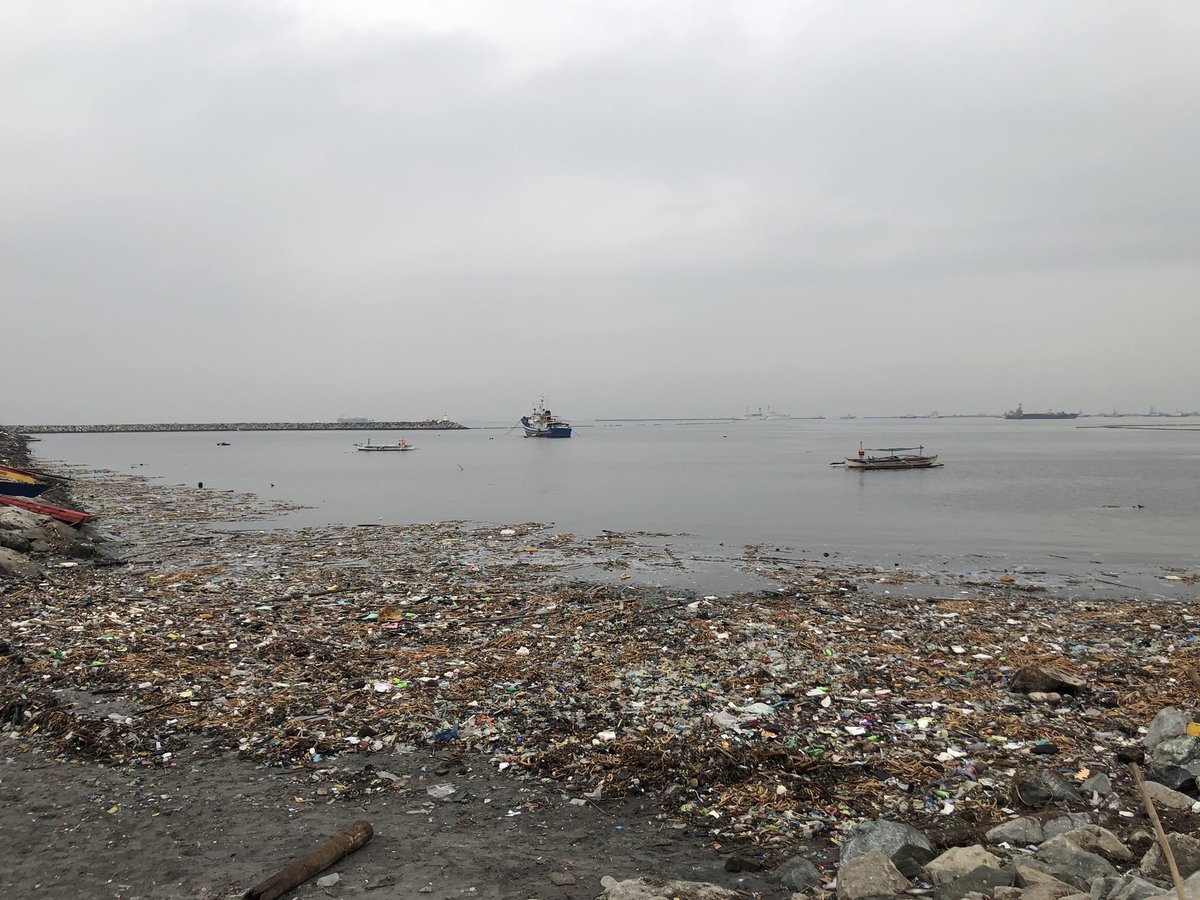 gmanews's tweet photo. TINGNAN: Sandamakmak na basura ang tinangay sa Manila Bay, malapit sa Manila Yacht Club. Mas marumi rito kumpara sa kabilang dulo kung saan naman nagtatambak ng 'white sand' ang DENR | via @JonathanAndal_ https://t.co/F17cw09SyC