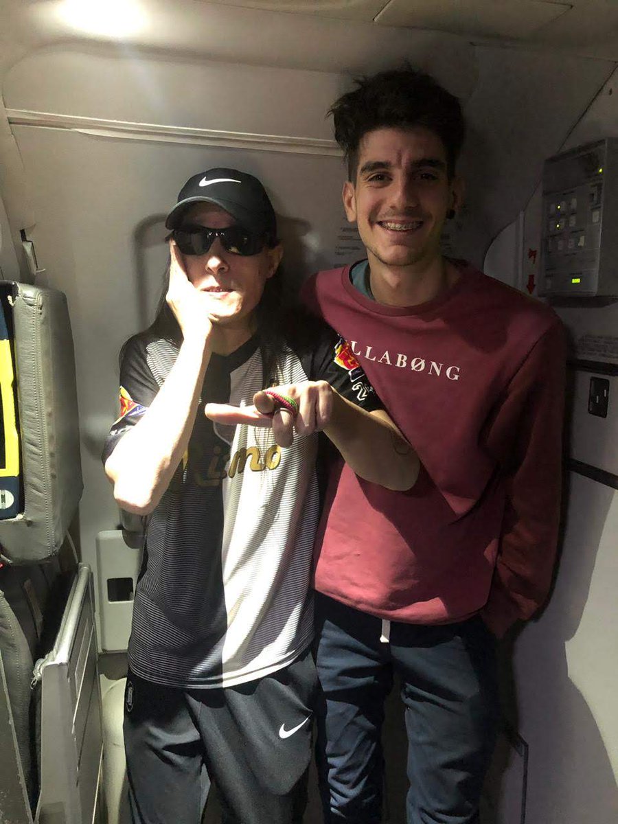 PeriFP's tweet photo. @ChouzaAnorexico A Hernán volviendo de Ushuaia en pleno vuelo. Y luego a Paul McCartney andando en bici por los lagos de Palermo pero no hay foto amiguerouu https://t.co/a6yJulUUQA