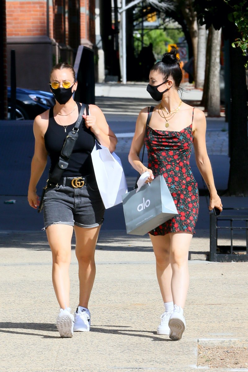 Kaley Cuoco - getting some shopping done with her sister