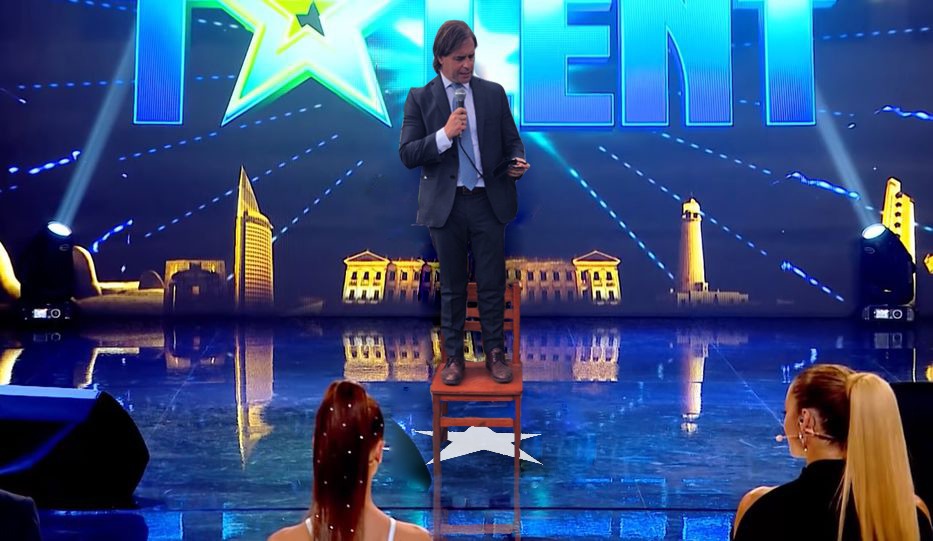 diegosilva_lolo's tweet photo. -Hola, ¿cómo te llamás? 
-Luís
-¿Cuál es tu talento?
-Me paro en una silla. 
-Mucha suerte. 
-Gracias. https://t.co/3Uvbi2uVzA