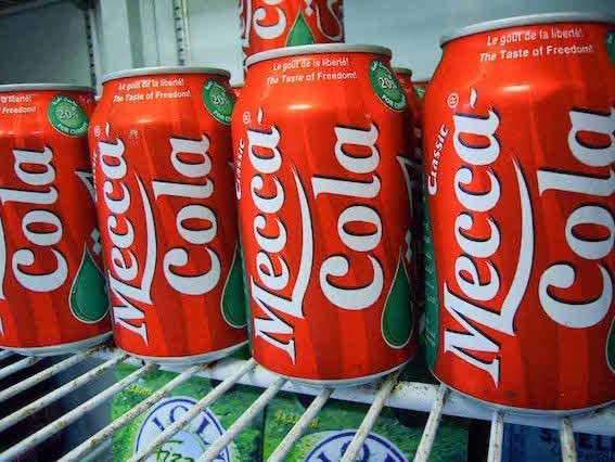 sandiasque18's tweet photo. Para evitar que la Coca Cola entrara al mercado de los países musulmanes, los Árabes sacaron su producto con los mismo colores: Mecca Cola. https://t.co/0MXclv7Px4