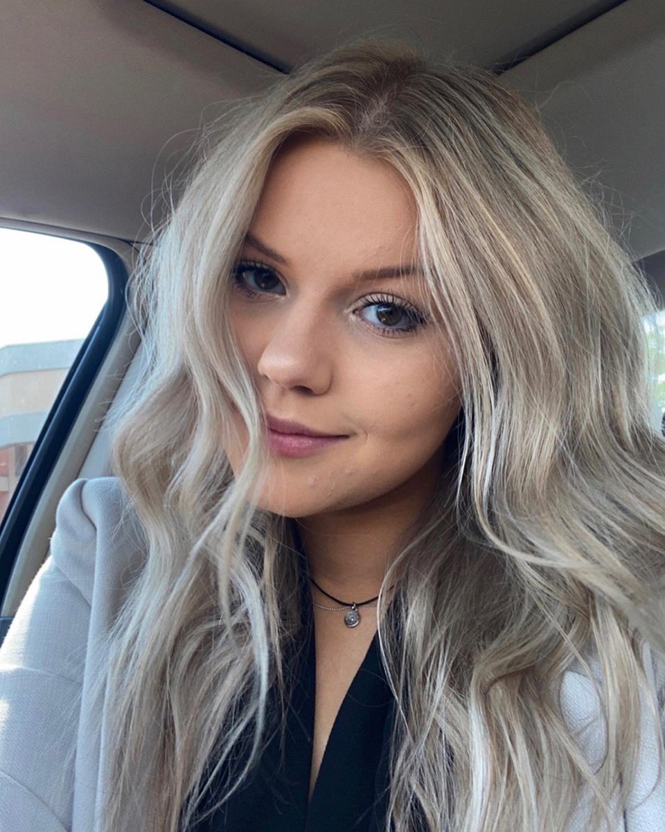 kaylyn_dailey's tweet photo. tell her about me https://t.co/IcePSGLpQY