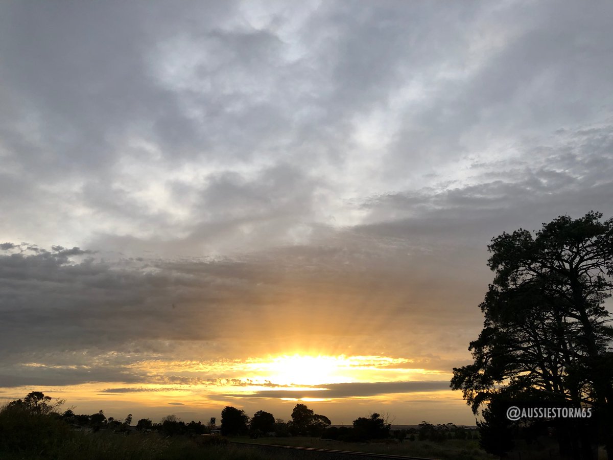 aussiestorm65's tweet photo. #aussiestorm65 #sunrise #photography #NOFILTER #janesweather #sky #victoria #vicweather #bomvic #spring @Johnted_113 @MelbourneSkies https://t.co/NNIVIQtMts