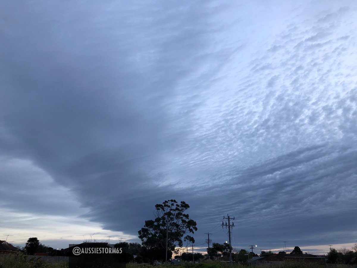 aussiestorm65's tweet photo. #aussiestorm65 #sunrise #photography #NOFILTER #janesweather #sky #victoria #vicweather #bomvic #spring @Johnted_113 @MelbourneSkies https://t.co/NNIVIQtMts