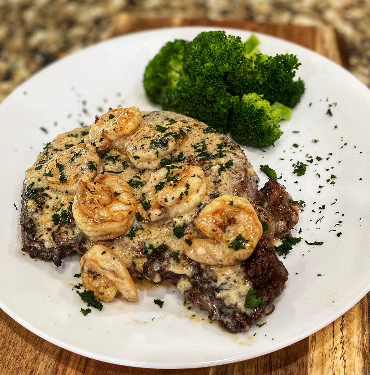 GrillDaddyJG's tweet photo. Grilled Ribeye on my @biggreenegg and smothered in a Creamy Garlic Shrimp Sauce!  This is a must have ASAP!
#bgenation #biggreenegg #bgeteamgreen #bbqlife #bbq #bbqporn #grilling #food #foodie #foodporn #foodgasm #bbqporn #bbqgasm #eeeeeats #wannabechef #ribeye #beef #cheflife https://t.co/MhoaetzIC3
