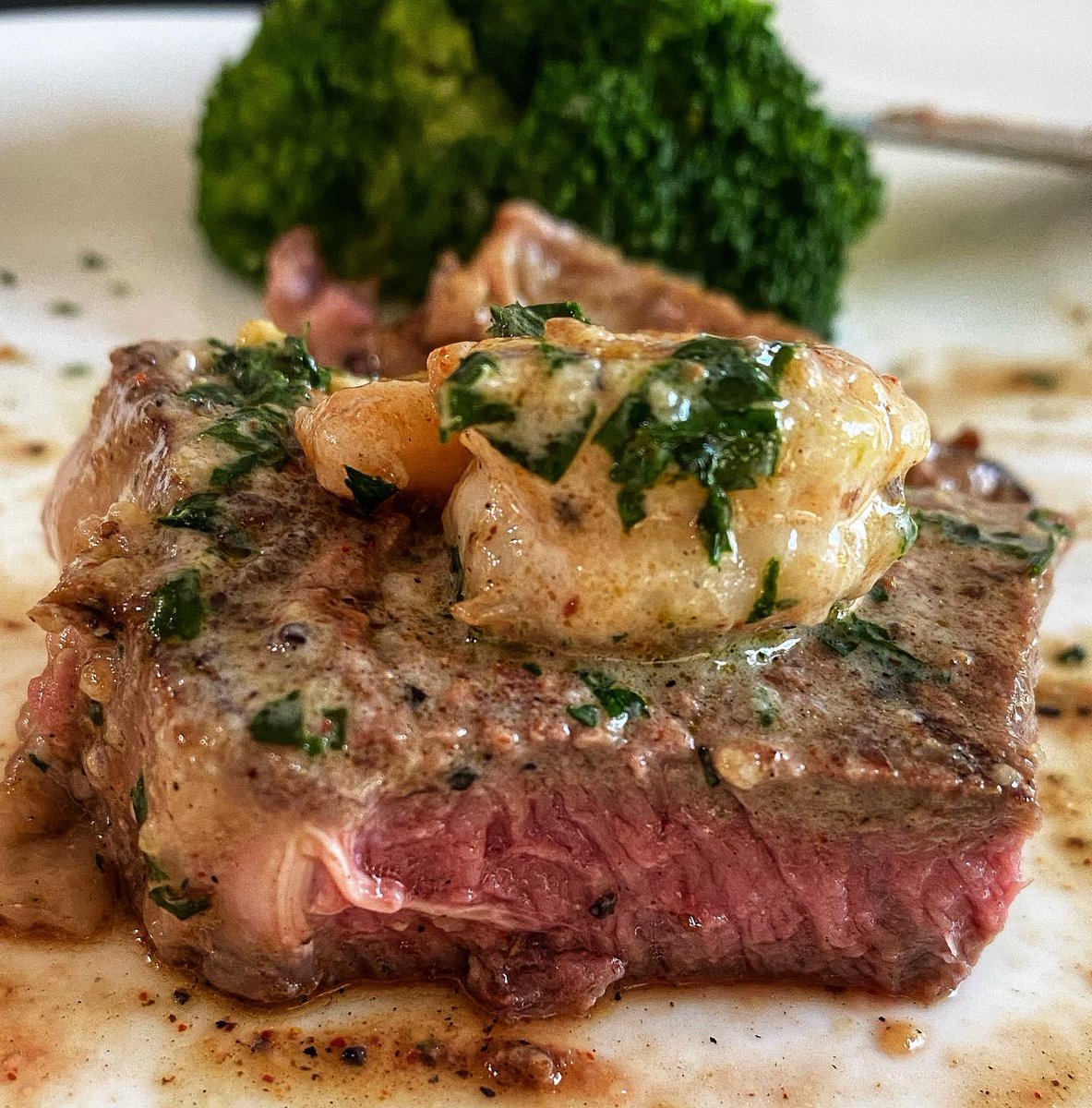 GrillDaddyJG's tweet photo. Grilled Ribeye on my @biggreenegg and smothered in a Creamy Garlic Shrimp Sauce!  This is a must have ASAP!
#bgenation #biggreenegg #bgeteamgreen #bbqlife #bbq #bbqporn #grilling #food #foodie #foodporn #foodgasm #bbqporn #bbqgasm #eeeeeats #wannabechef #ribeye #beef #cheflife https://t.co/MhoaetzIC3