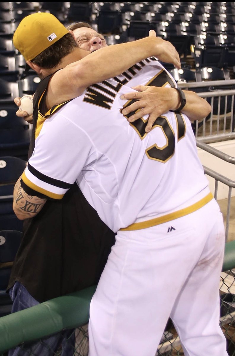 MeLlamoTrevor's tweet image. 4 years ago today. A moment and embrace I will never forget. Spread love 🤟🏻
