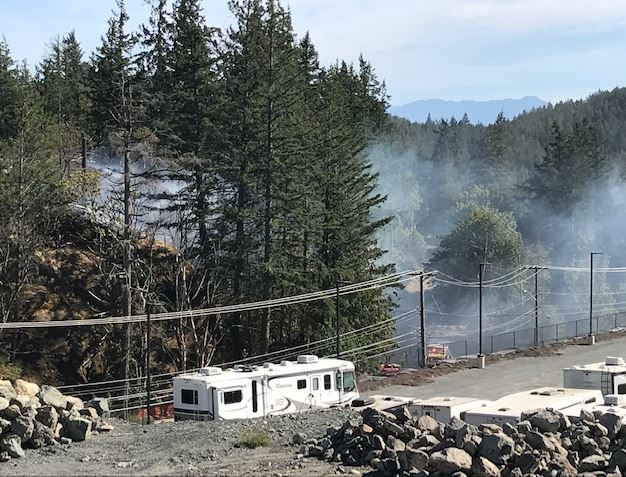 A brush fire has broken out in Langford on Sooke Rd near West Shore Parkway.
It is on the edge of an industrial area just past Slegg Lumber. 
#Sooke Rd in the vicinity of Slegg’s in Langford is closed.
#yyjtraffic
