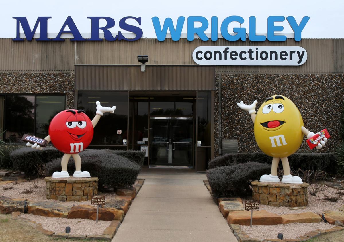 1/ At 19, Foley got a job at a manufacturing plant in Waco, TX making Skittles, Starburst, M&Ms, and Snickers.For 6 yrs, Foley played Willy Wonka, overseeing 200 people making 6M Snickers bars/day. He thought he’d stay in Waco forever.