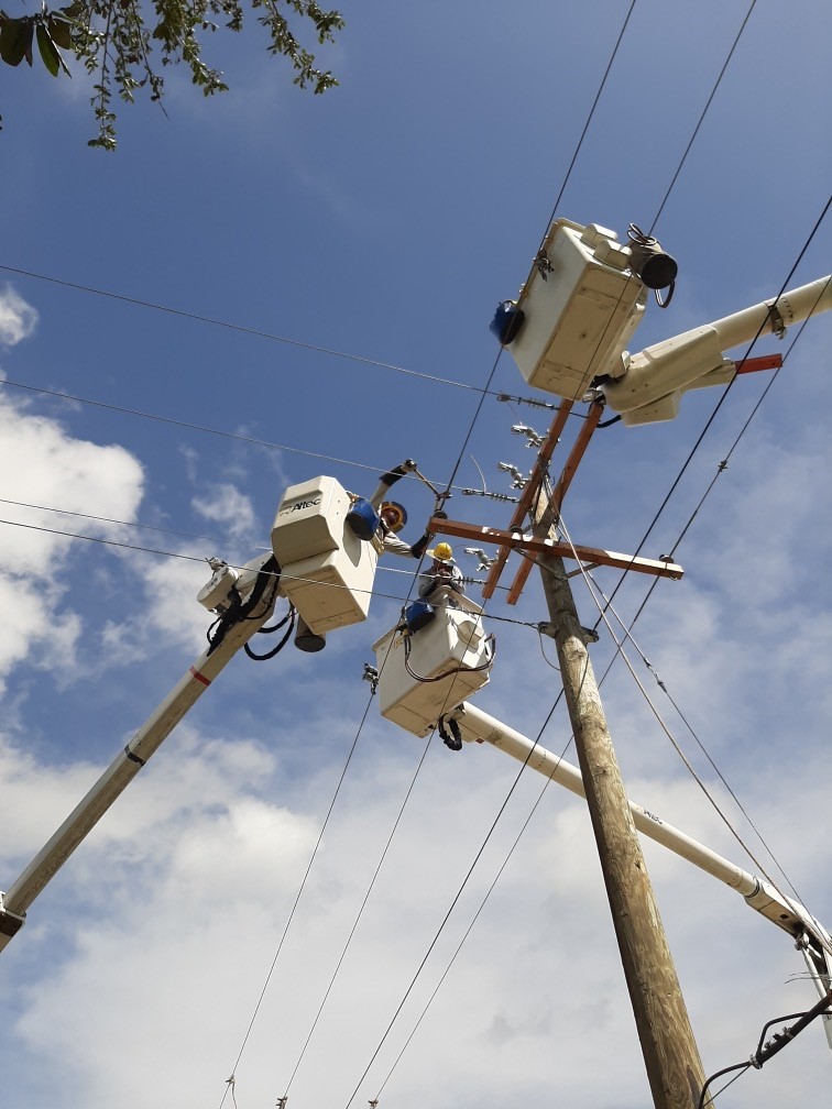 lagrangegaGOV's tweet photo. A *HUGE* #THANKYOU to our City of #LaGrangeGA #utilitycrew in Welsh, LA assisting with power restoration following the damage caused by #HurricaneLaura.
#hurricanerelief #linemanlife #proudofourpeople #cityinspired https://t.co/4D4QSi5XSc