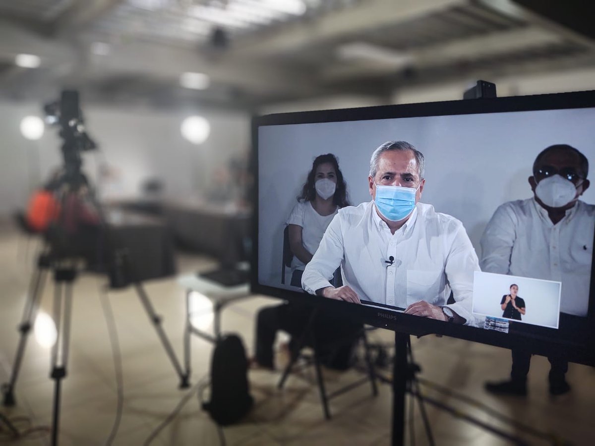 GVargasLanderos's tweet photo. Con toda la energía estamos en vivo para todo Sinaloa y el Mundo en el 1er foro de "Bienestar y Salud" platicando con expertos en la materia de ¿Qué hacer ante el Covid en casa?. Por ti y tu familia, Infórmate. https://t.co/cGfXrtDnm8   @ELDEBATE @noroestemx @linea_directa https://t.co/1F1qTnZLFb