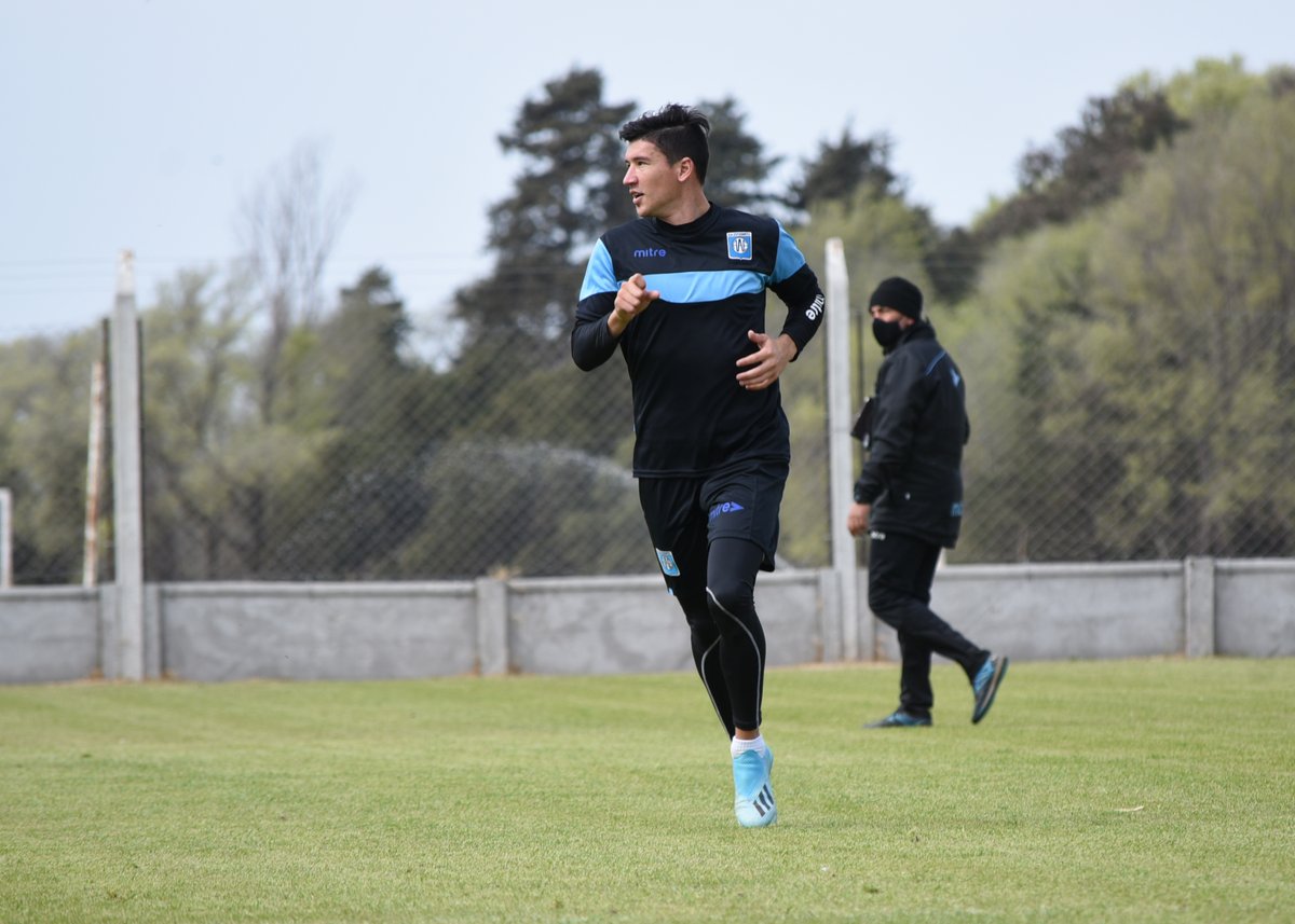EstudiantesRio4's tweet photo. 🏟️ | Lunes en el Predio | ⚽️ Fuerza en circuitos + Trabajo técnico + Rueda de pases + Velocidad 🏋️♂️#LaVuelta de @EstudiantesRio4 #QueLindoVolverAVerte 🦁 https://t.co/usOzow3gxk