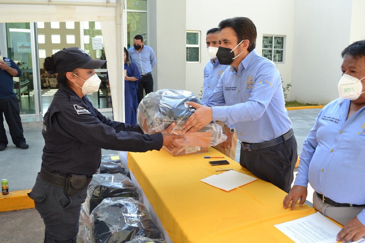 MiguelTorresZac's tweet photo. DOTAMOS DE #UNIFORMES NUEVOS A ELEMENTOS DE #SEGURIDAD PÚBLICA 
• Se trata de 44 uniformes completos que constan de camisola, playera, pantalón y botas, así las y los elementos podrán realizar de mejor manera sus labores de cuidado y protección a la comunidad https://t.co/9tD4EO9rDC