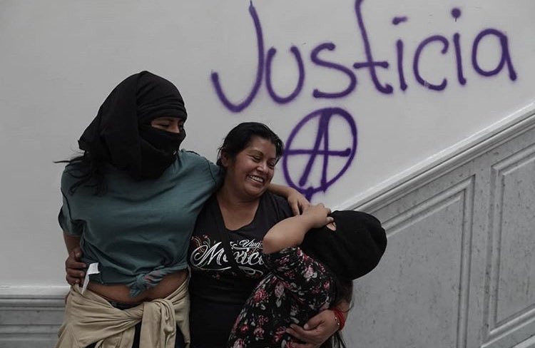 The mothers, sisters and friends of victims of gender violence in Mexico have taken over the  National Commission of Human Rights saying they have done nothing to resolve women's kidnappings, murders, abuses and disappearances. Powerful photos by Mexican Photographer @Usagii_ko