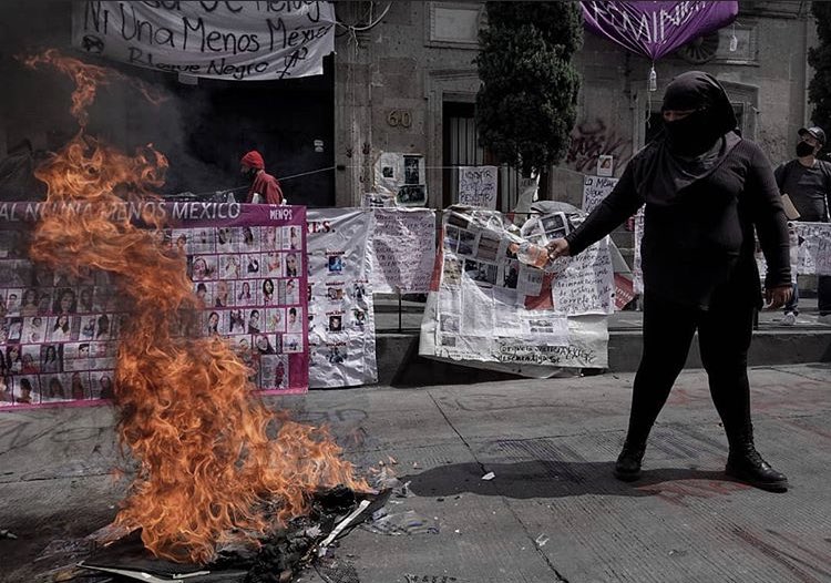 Andalalucha's tweet photo. The mothers, sisters and friends of victims of gender violence in Mexico have taken over the  National Commission of Human Rights saying they have done nothing to resolve women's kidnappings, murders, abuses and disappearances. Powerful photos by Mexican Photographer @Usagii_ko https://t.co/PIlqkGkxbI