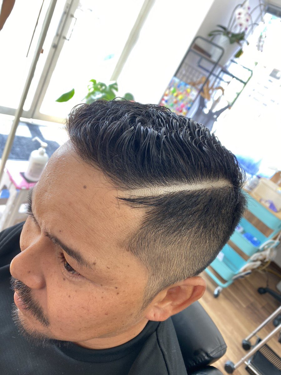 YScut_'s tweet photo. 七三分けのラインを太めにいれてアクセントを付けました✨
ツーブロックではなくフェードカットにする事でより大人な七三分けにすることが出来ます💭💭
#YScut #フェードカット #七三分け #カットライン #バーバスタイル #メンズカット #大人スタイル https://t.co/fLc58EJNy4