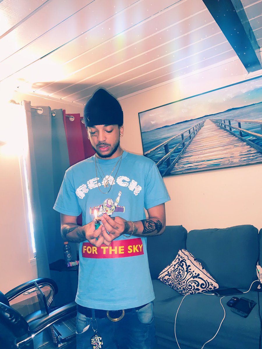 THEESirCLOUD's tweet photo. Reach for the Sky fuck a Limit ๐๐ผ๐คโ๏ธ๐ Swipe See my Cloud bigger then Yours ๐๐ฝ #SOClouded #MerchAvailable โ๏ธ https://t.co/enSd6GuI41