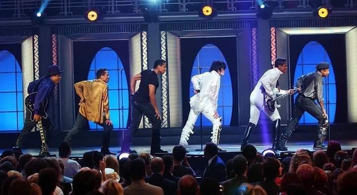 fanofmichaeljac's tweet photo. 7 de septiembre de 2001, Michael Jackson da el primer concierto de su 30 aniversario como solista. ✨
#reydelpop #kingofpop #michaeljacksonforever https://t.co/fEsOfZLQyI