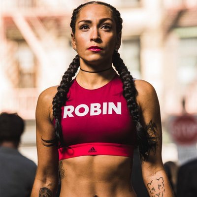 13/ Momentum buildsPeloton landed Robin Arzon, an instructor who has come to define the brand. They began selling $2000 bikes at a mall kiosk in NJ. Filming classes in their office, they grew the workout library. It was working.