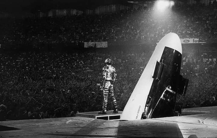 fanofmichaeljac's tweet photo. Hoy pero en 1996, Michael Jackson daba inicio a su History Tour en Praga, República Checa. ✨
#michaeljackson #historytour https://t.co/8910wXBnUE