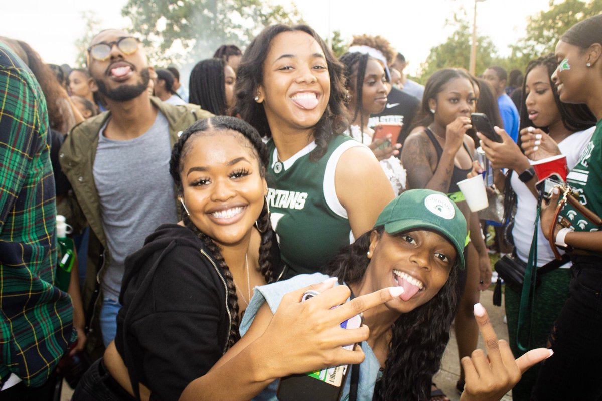 100Yrs_Jt's tweet image. Last year on this day I took pictures at the tailgate vs WMU 🤧💚 #GOFUCKINGGREEN