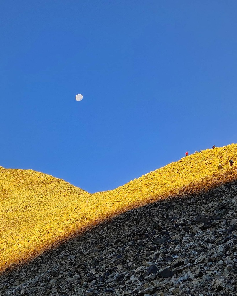 TriMilan's tweet photo. One of my favorite sights this weekend. First rays of sunlight chasing the moon away from peak of Mount Democrat
#ultrarunning #trailrunning #14ers #decalibron #decalibronloop https://t.co/L0bznuyXKh https://t.co/21c7P0rjM6